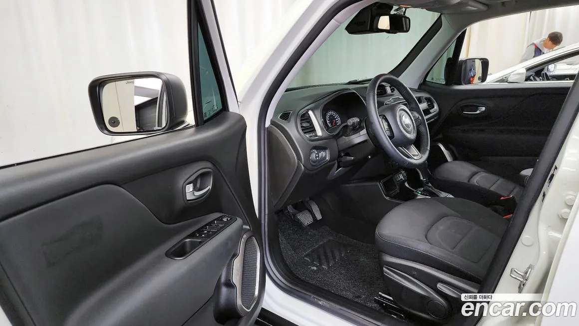 Jeep Renegade — фото 10