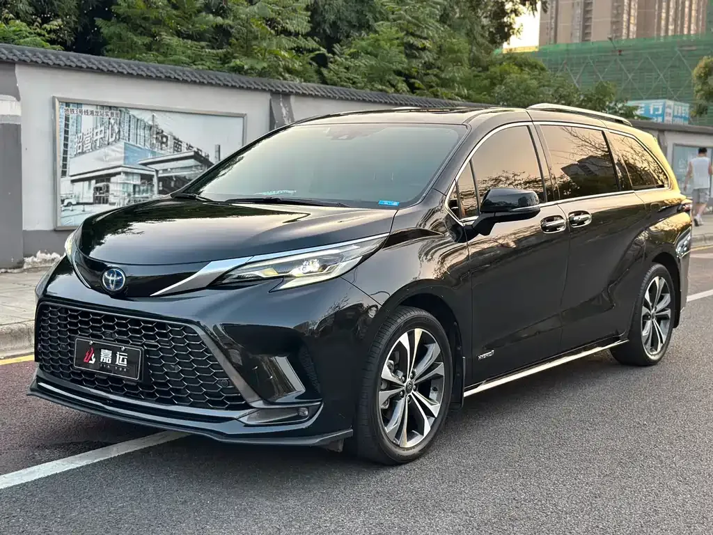 Toyota Granvia — фото 1