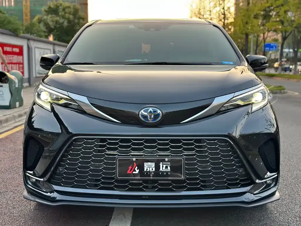 Toyota Granvia — фото 2