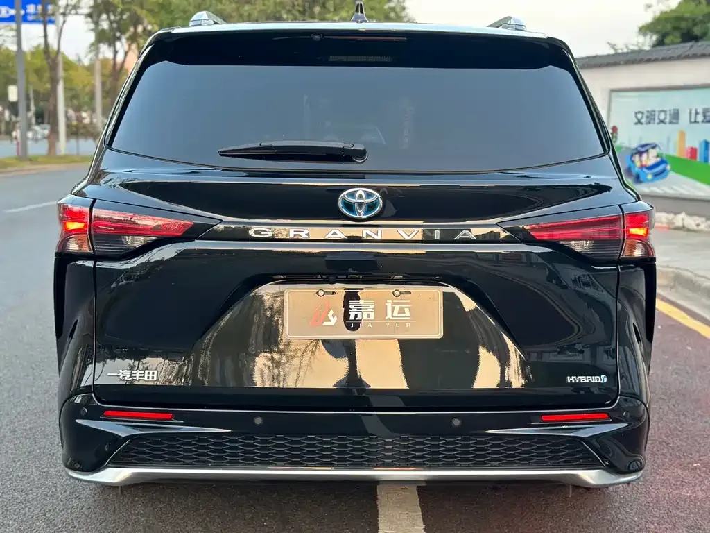 Toyota Granvia — фото 4