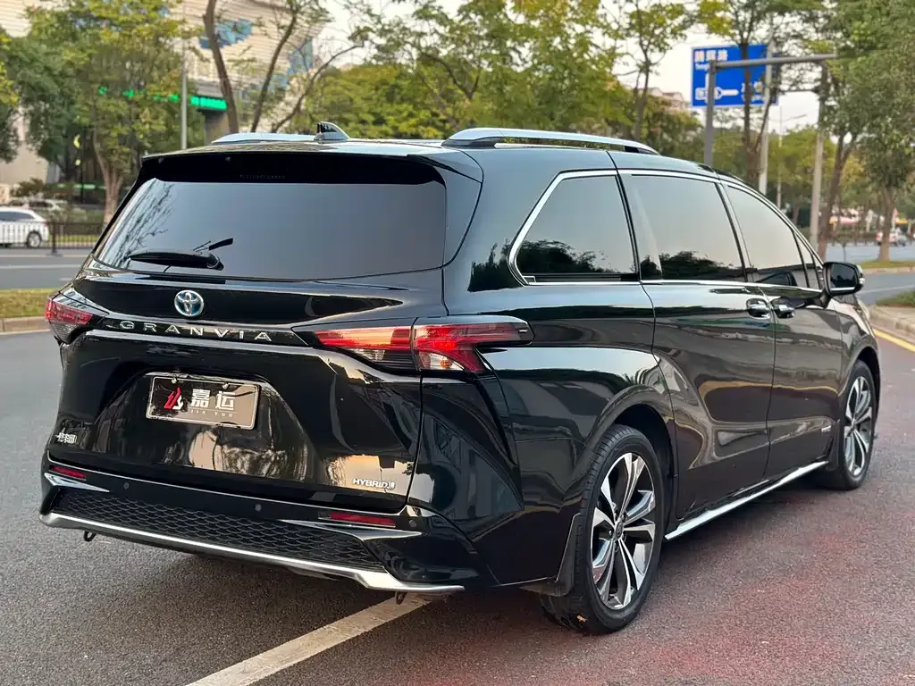 Toyota Granvia — фото 5