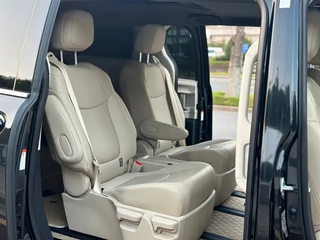 Toyota Granvia — фото 8