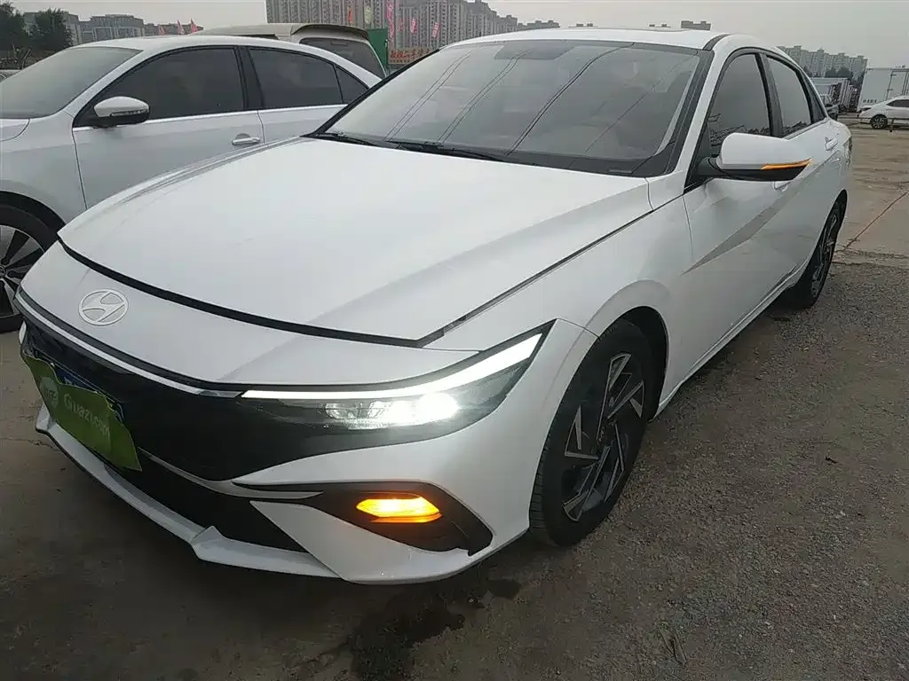 Hyundai Elantra — фото 1
