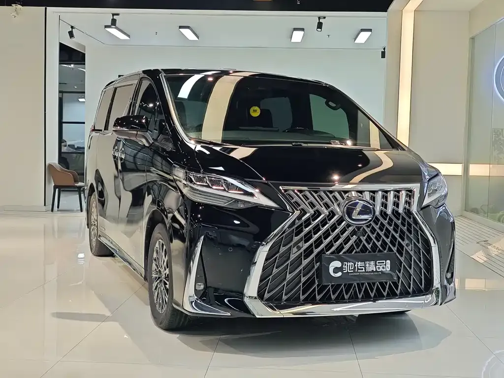 Lexus LM — фото 1