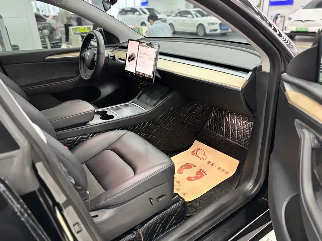 Tesla Model Y — фото 8
