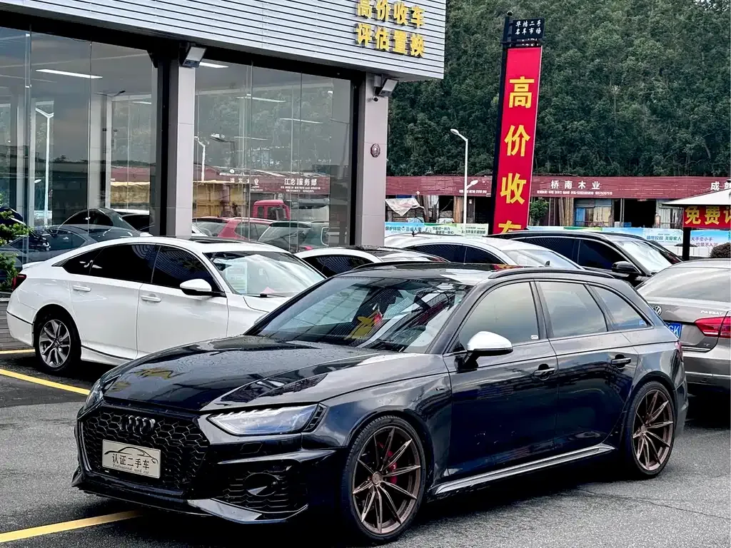 Audi RS 4 — фото 1