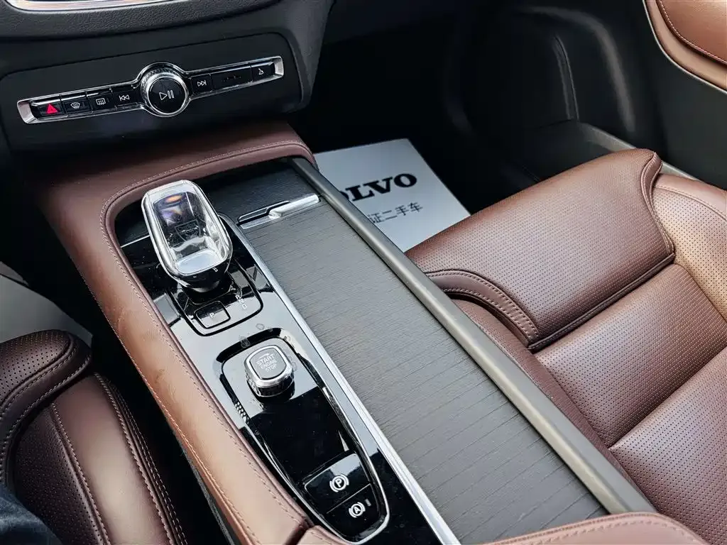 Volvo XC90 PHEV — фото 10