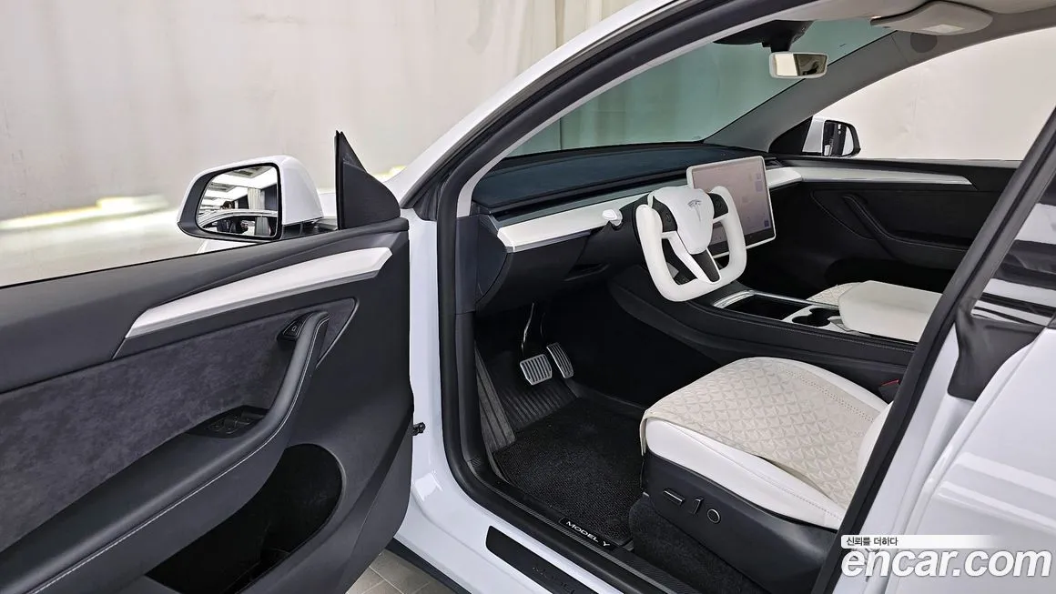 Tesla Model Y — фото 10