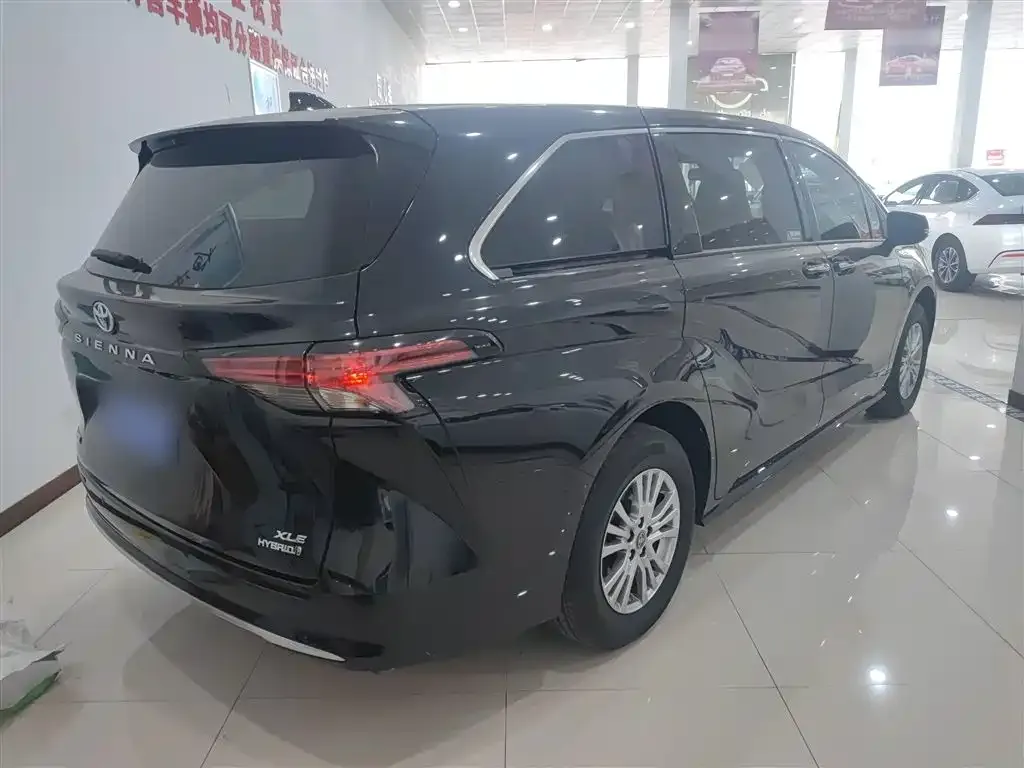 Toyota Sienna — фото 10