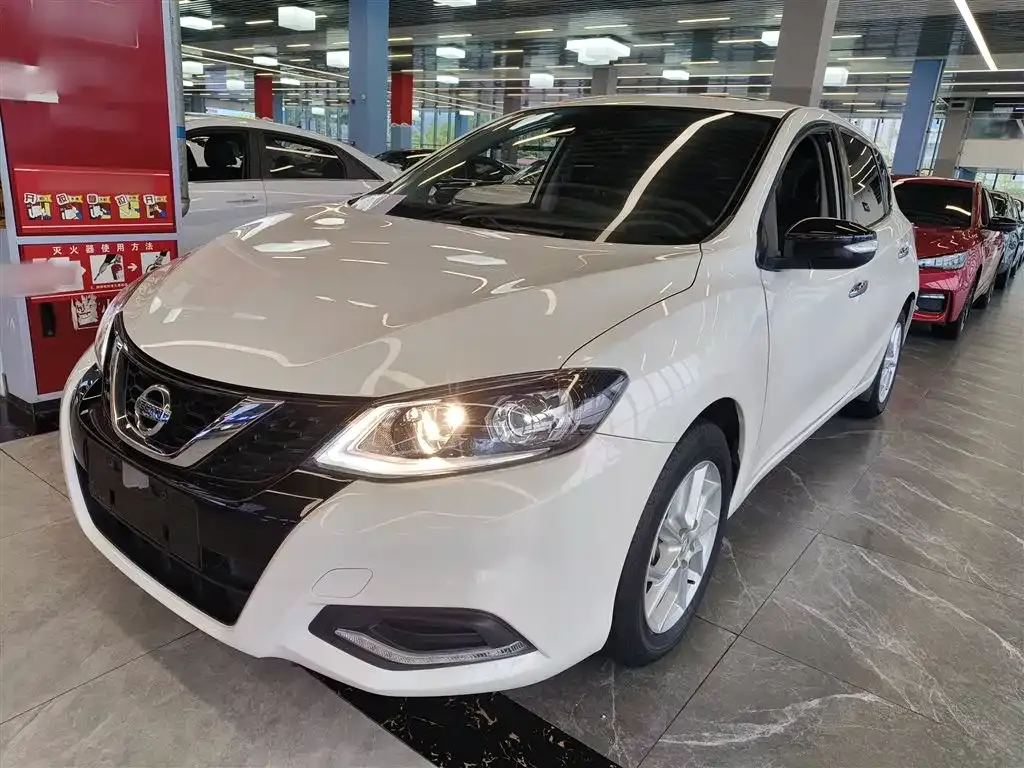 Nissan Tiida — фото 1
