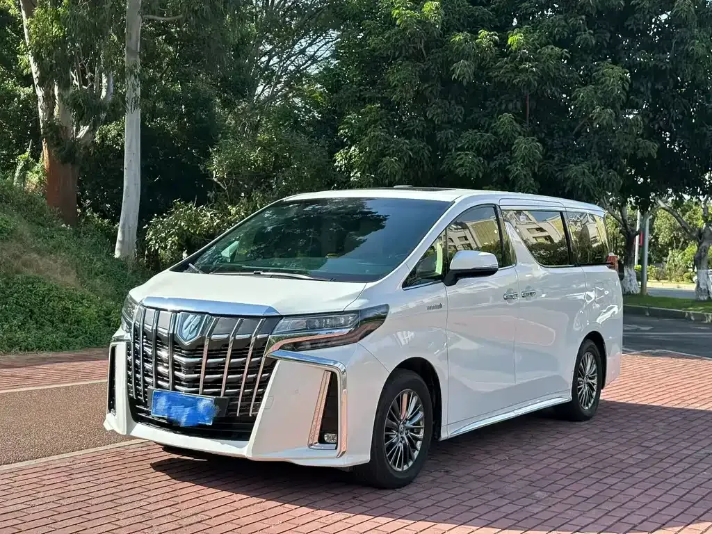 Toyota Alphard — фото 1