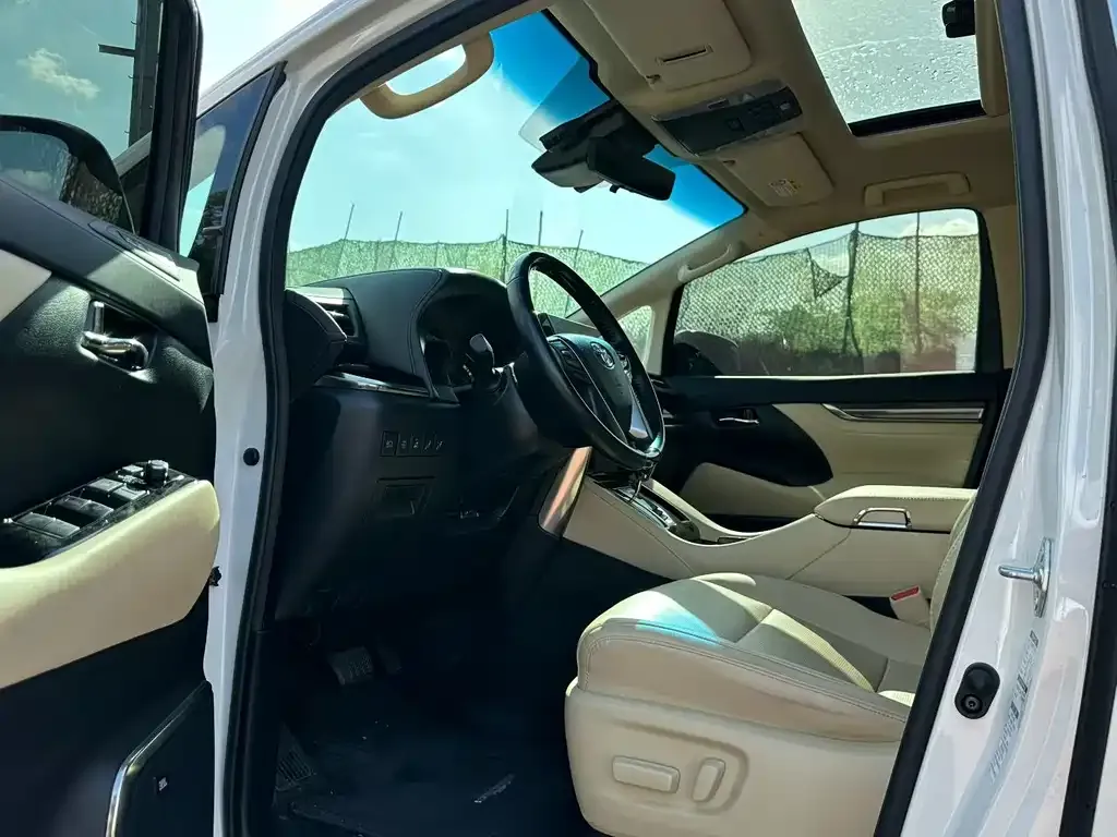Toyota Alphard — фото 4