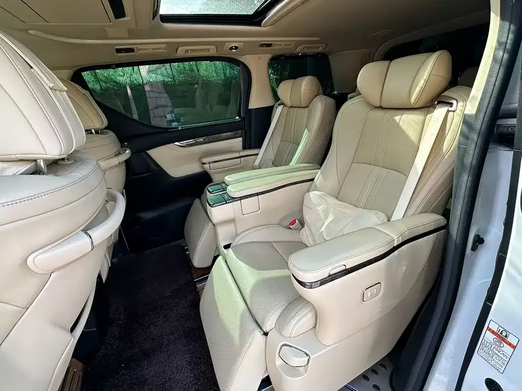 Toyota Alphard — фото 5