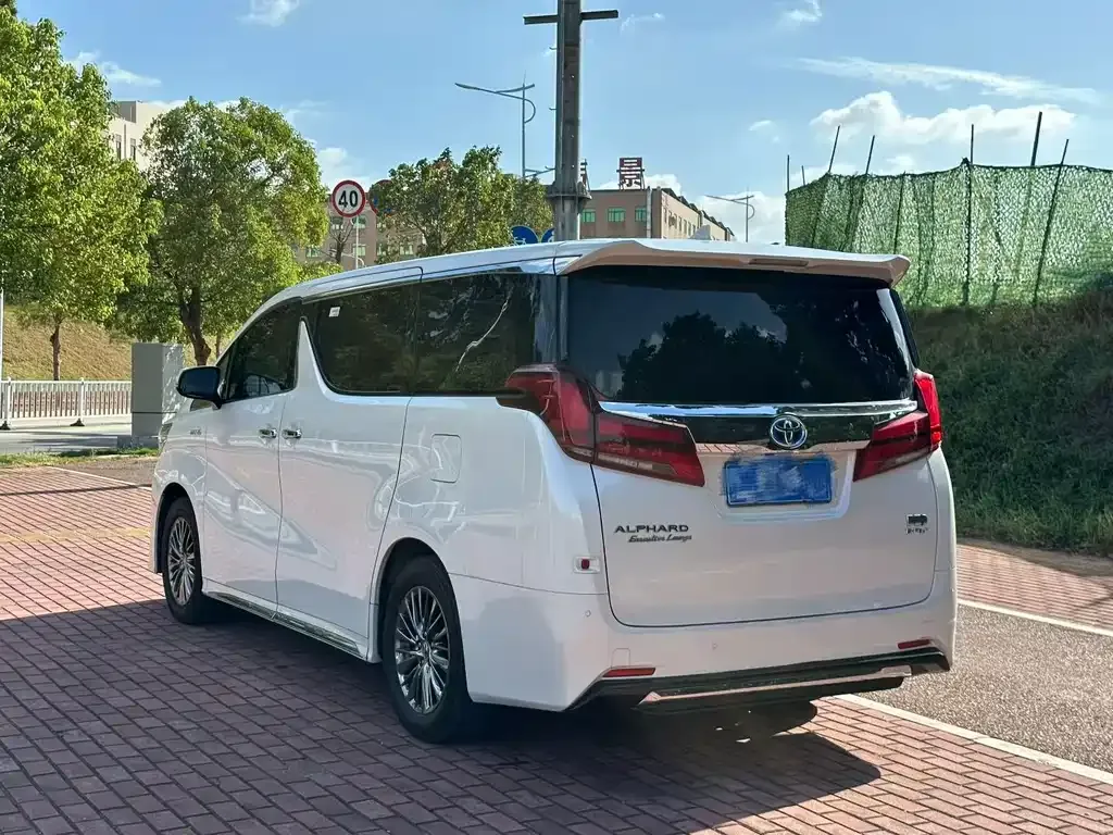 Toyota Alphard — фото 8