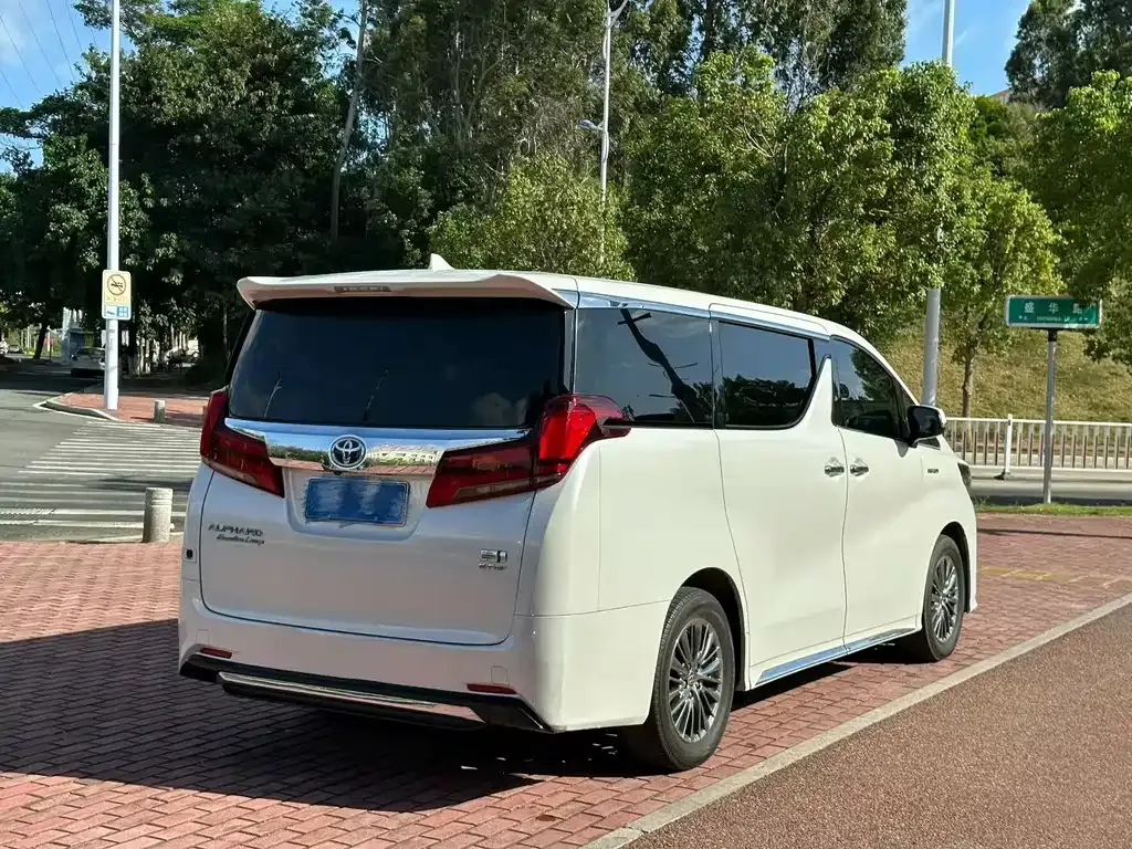 Toyota Alphard — фото 9