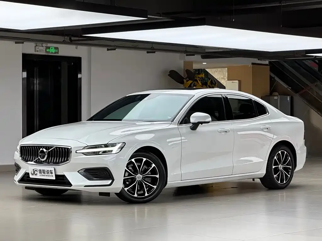 Volvo S60 — фото 1