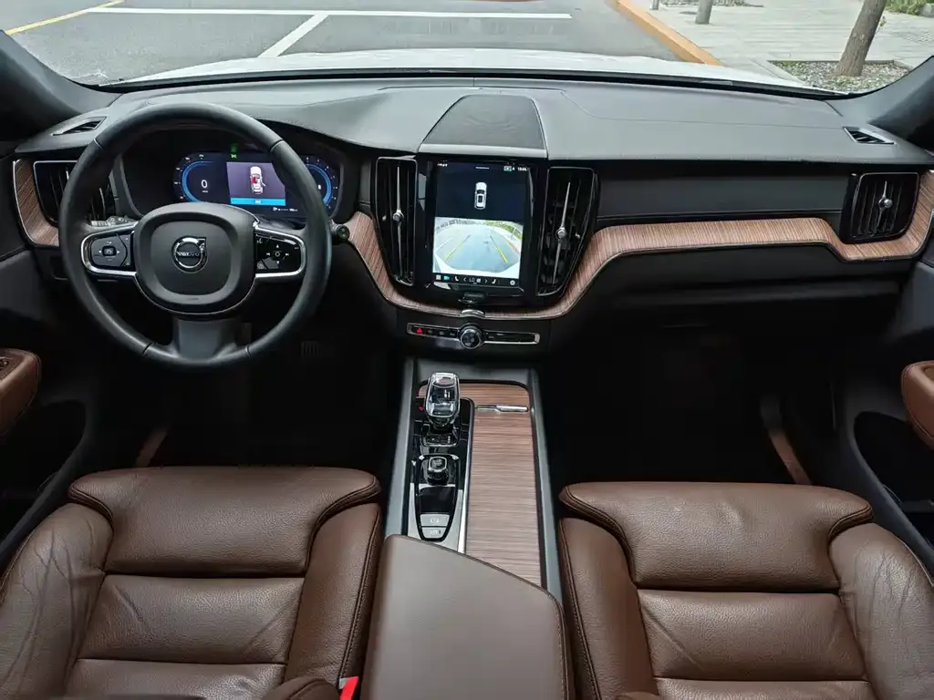 Volvo XC60 — фото 10