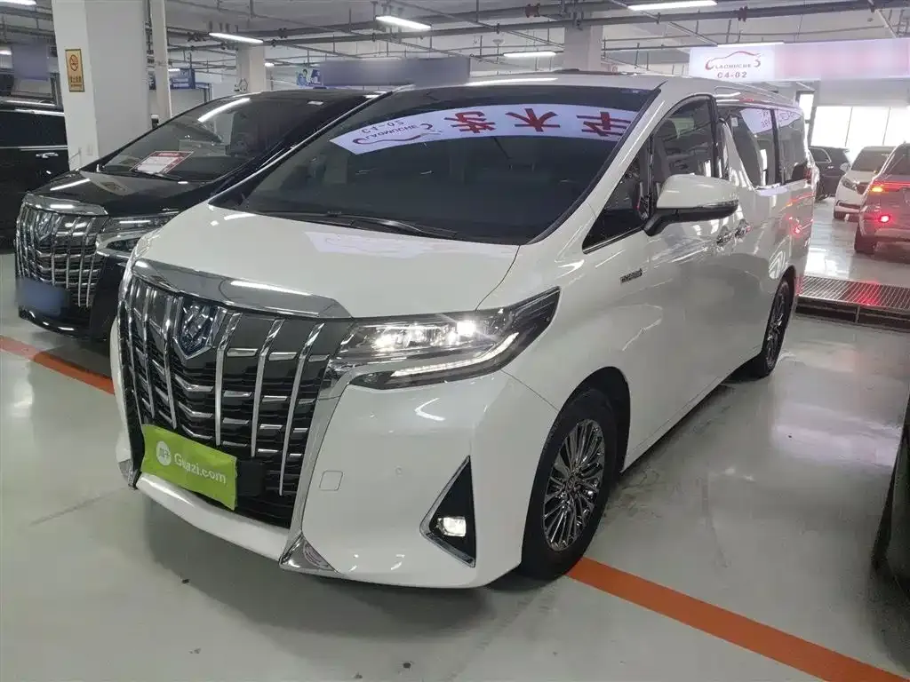 Toyota Alphard — фото 1