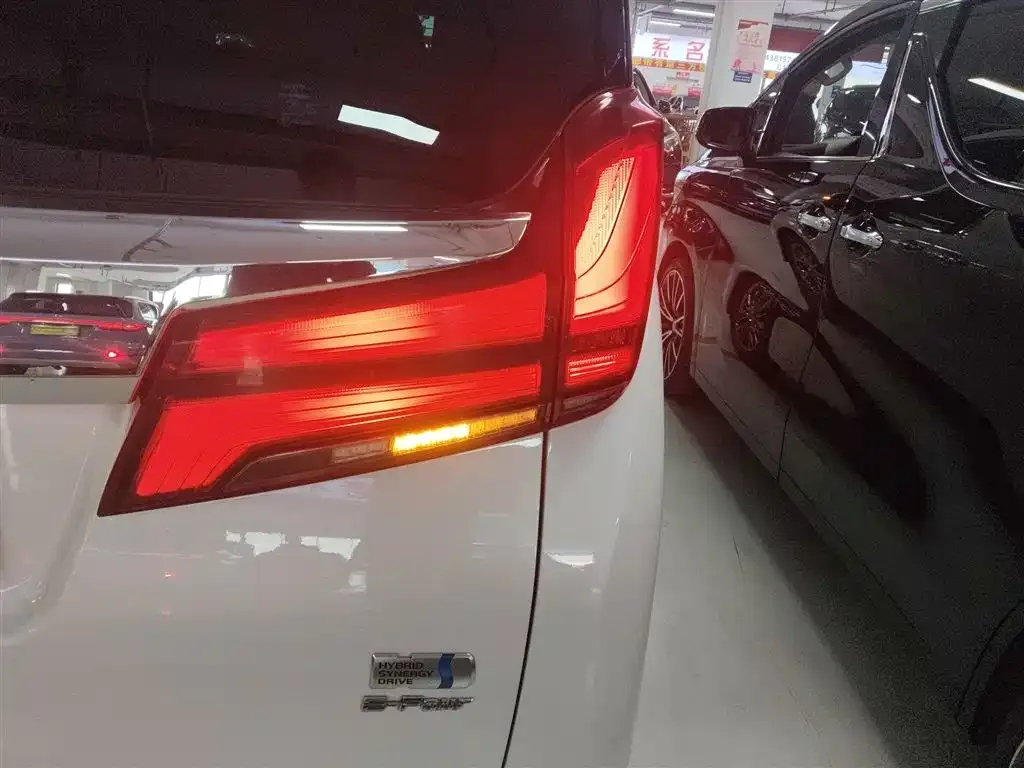 Toyota Alphard — фото 8