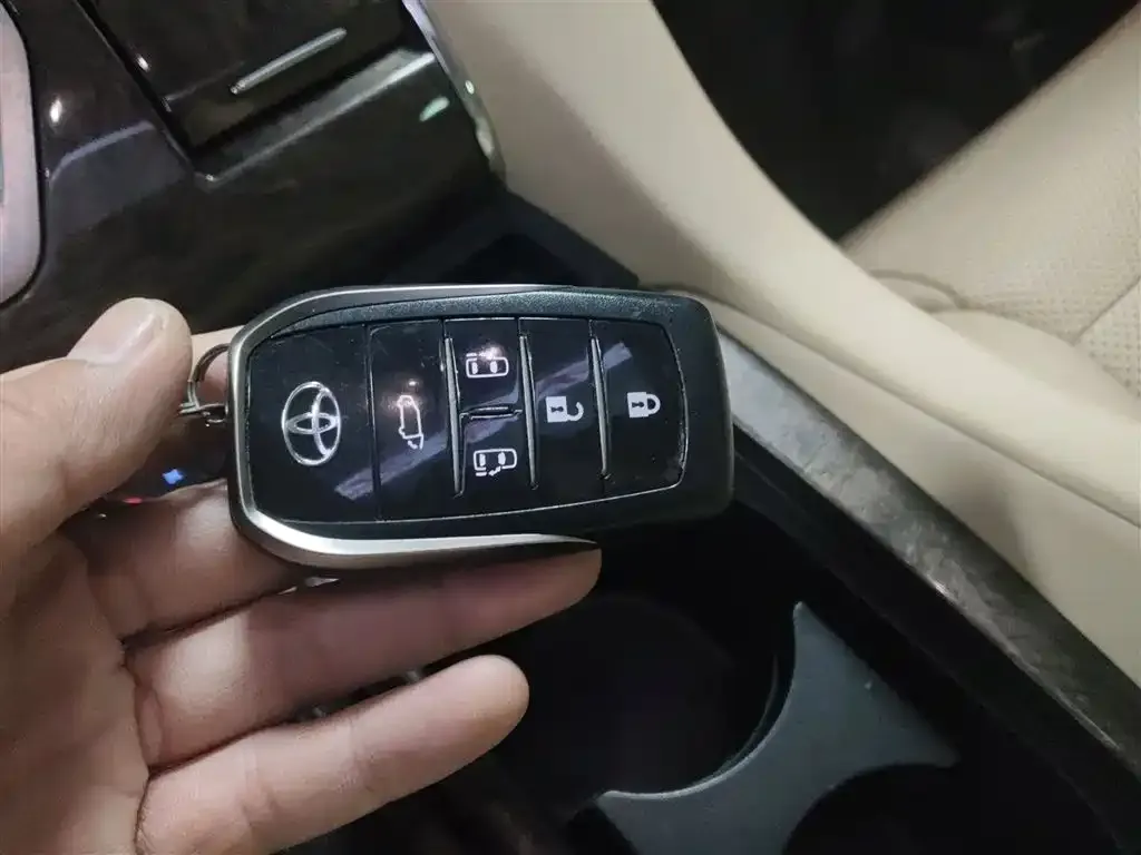 Toyota Alphard — фото 9