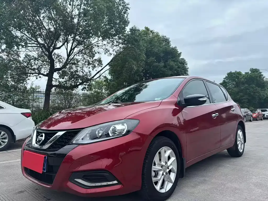 Nissan Tiida — фото 1
