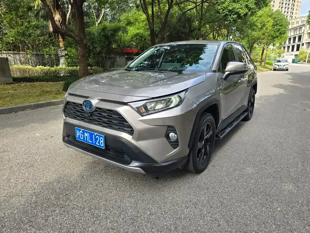 Toyota RAV4 — фото 1