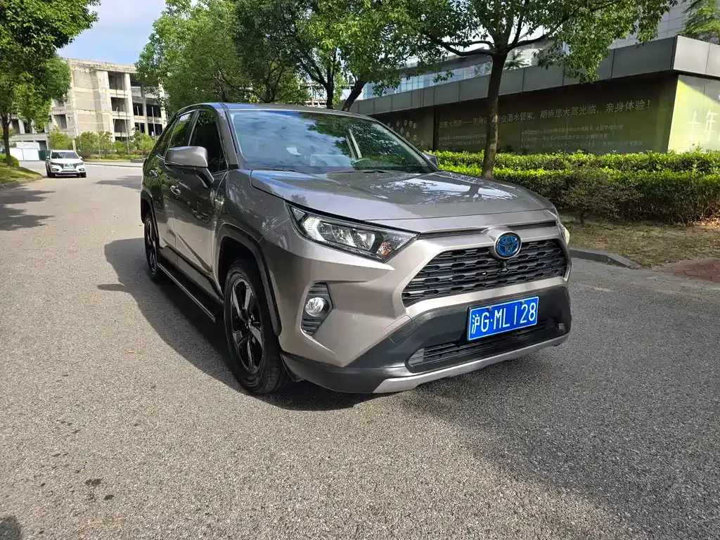 Toyota RAV4 — фото 3