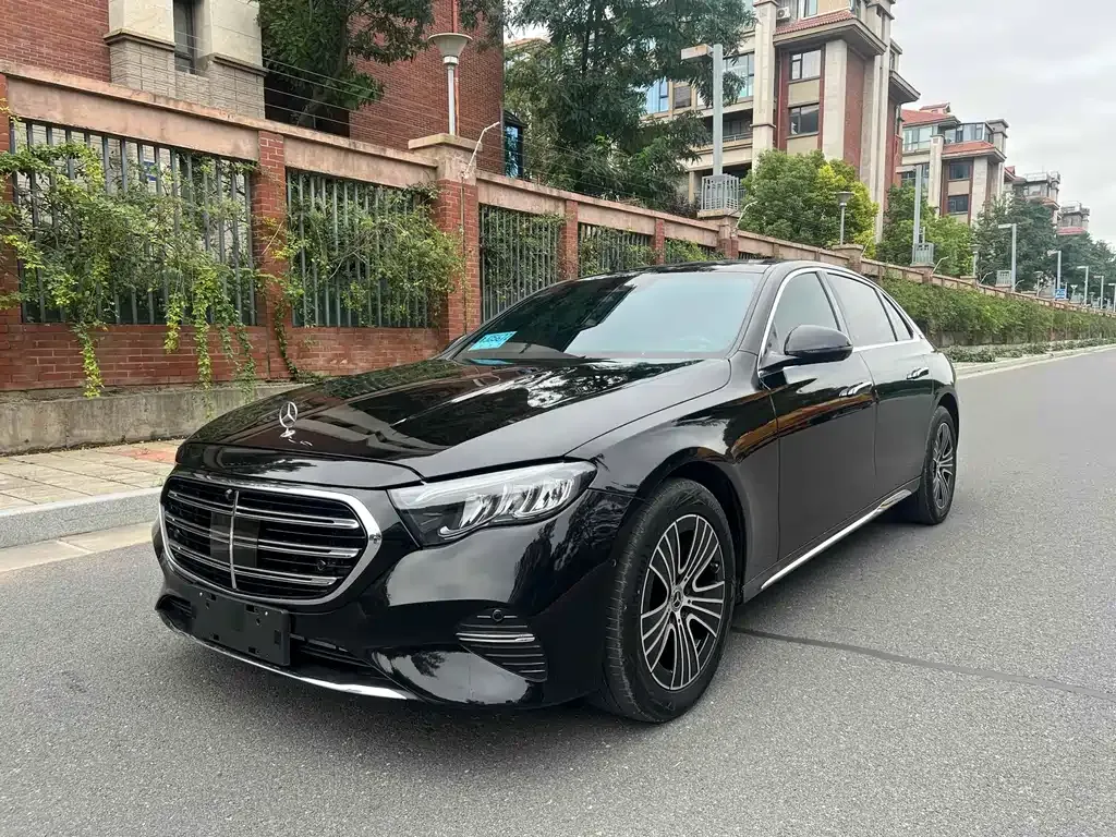 Mercedes-Benz E-Class — фото 1