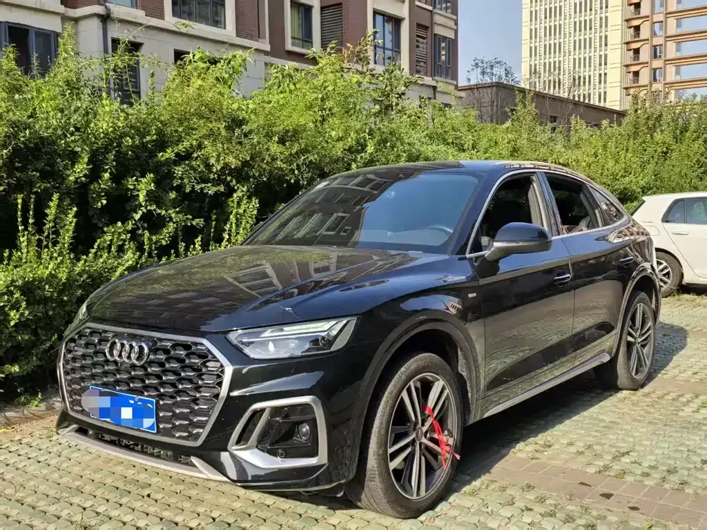 Audi Q5L Sportback — фото 1