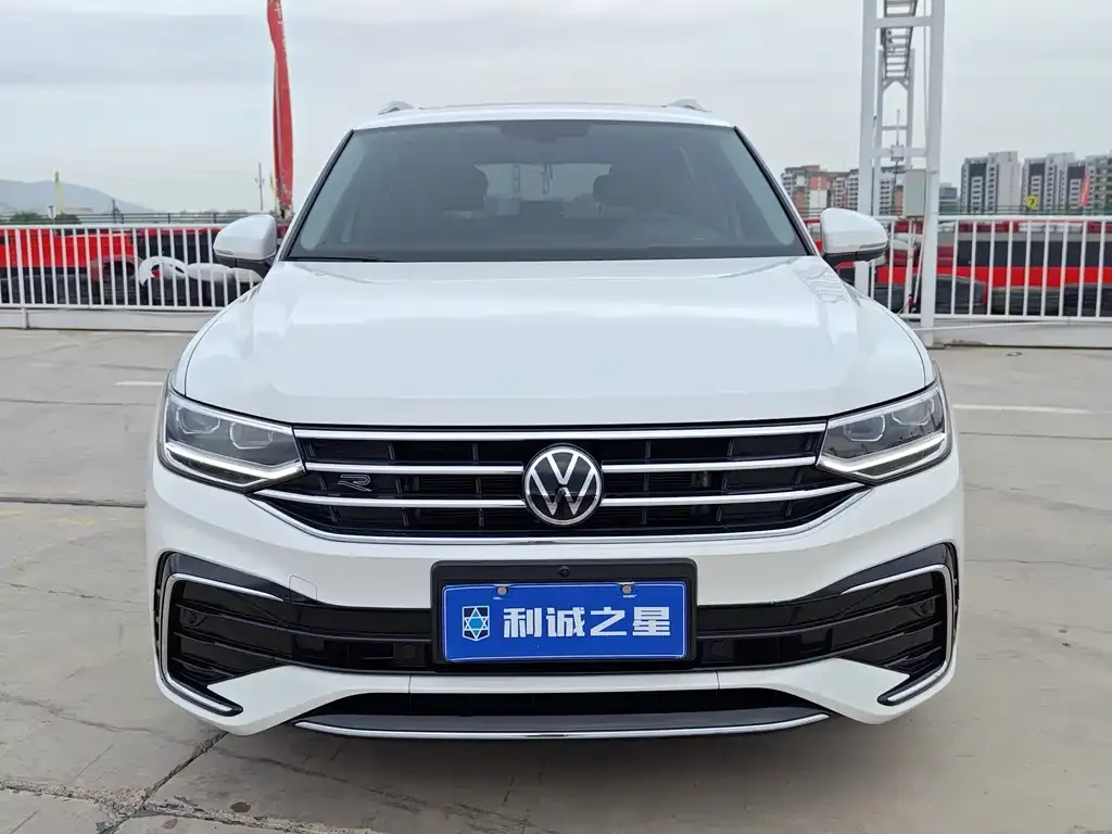 Volkswagen Tiguan L — фото 1