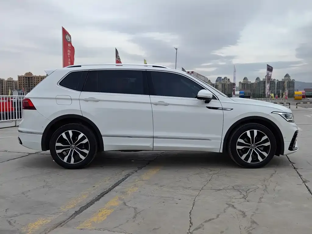 Volkswagen Tiguan L — фото 7
