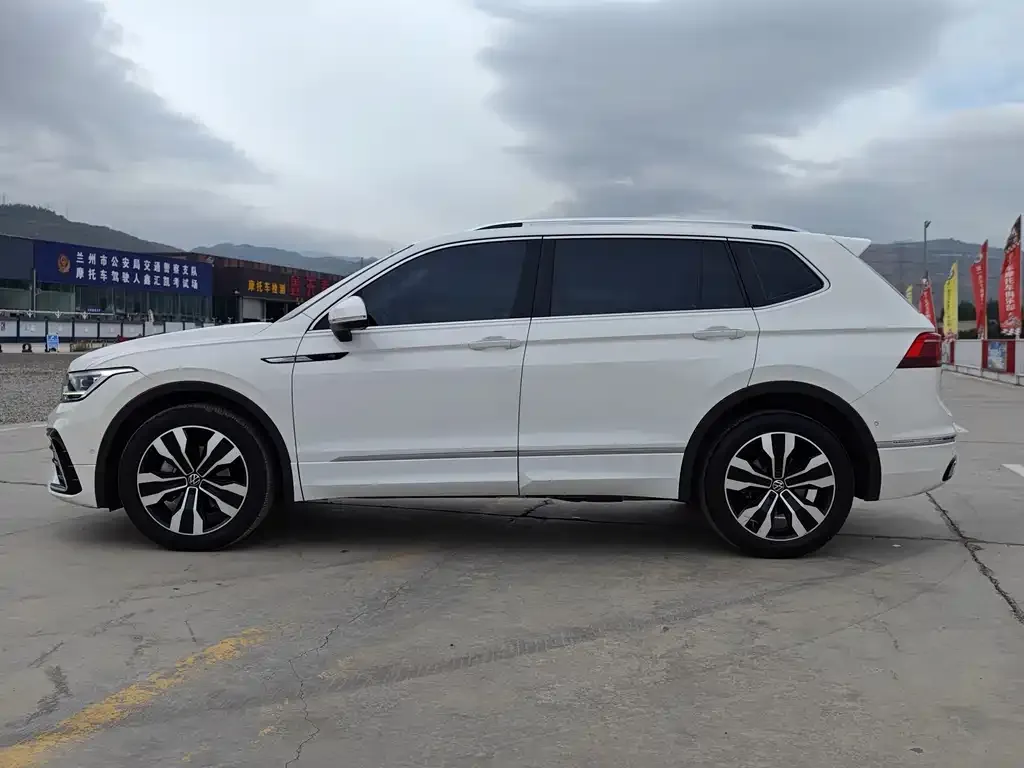 Volkswagen Tiguan L — фото 8