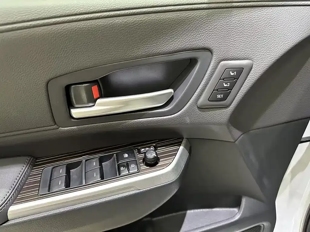 Toyota Granvia — фото 6