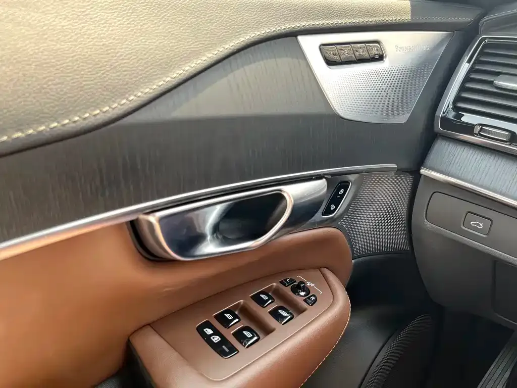 Volvo XC90 — фото 10