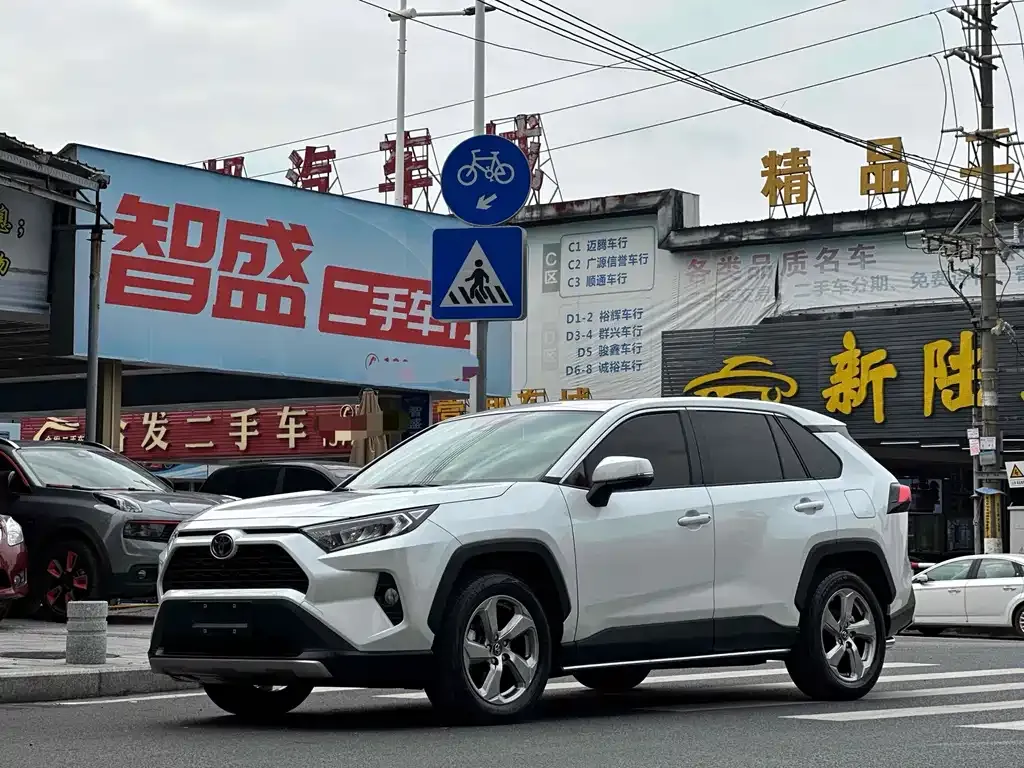Toyota RAV4 — фото 1