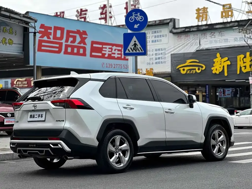 Toyota RAV4 — фото 3