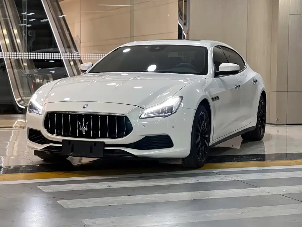 Maserati Quattroporte — фото 1