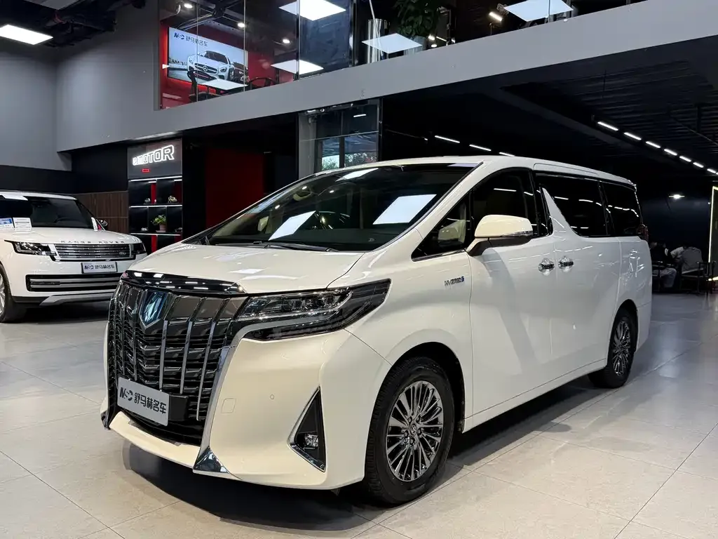 Toyota Alphard — фото 1