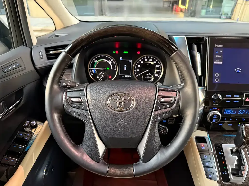 Toyota Alphard — фото 10