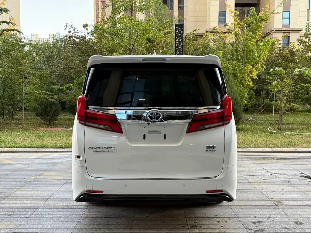 Toyota Alphard — фото 5