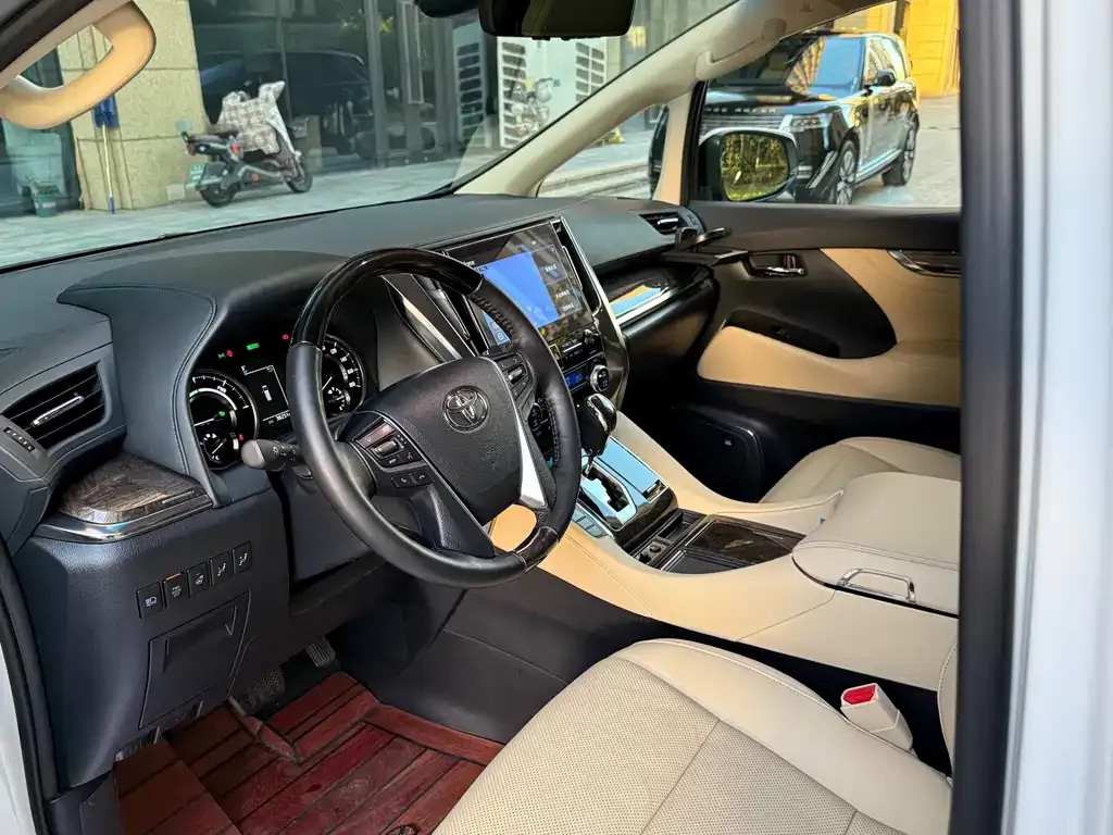 Toyota Alphard — фото 8