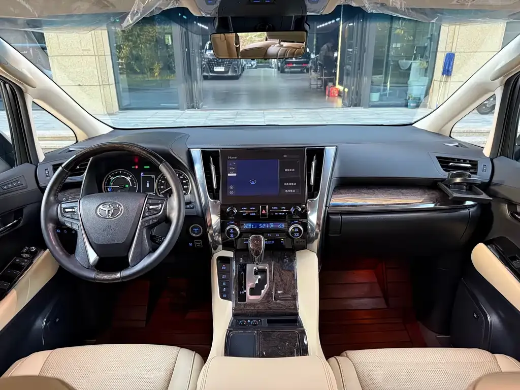 Toyota Alphard — фото 9