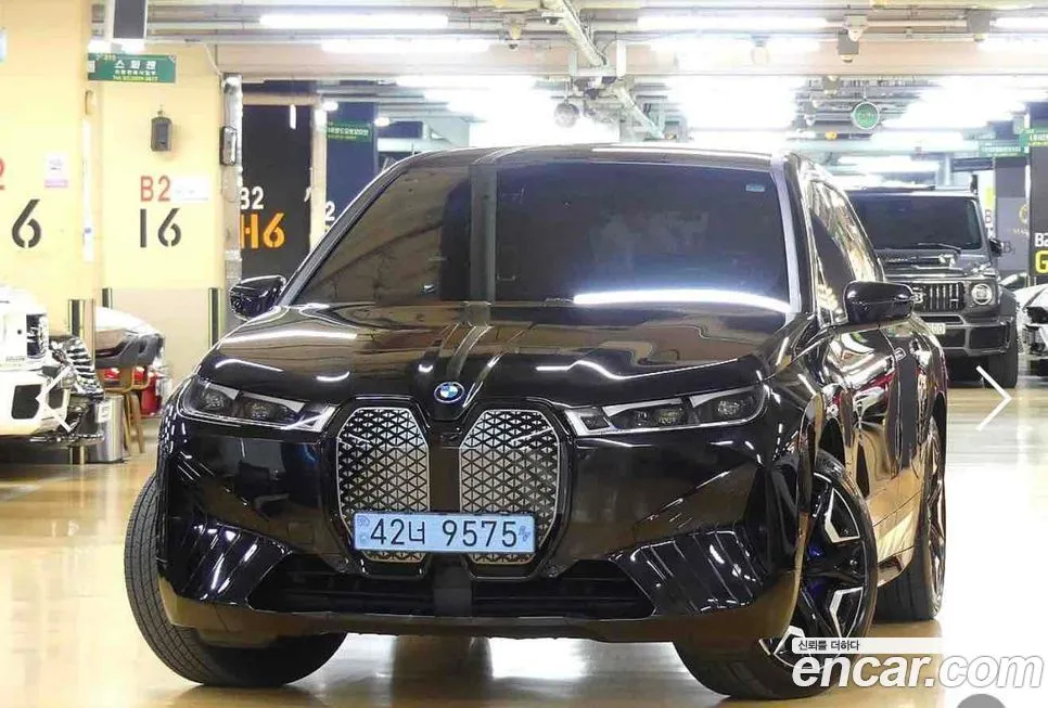 BMW iX — фото 1
