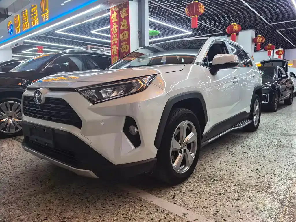 Toyota RAV4 — фото 1
