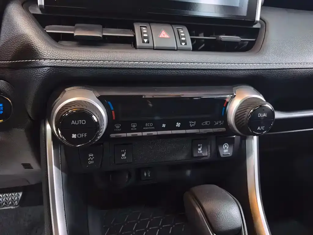 Toyota RAV4 — фото 9