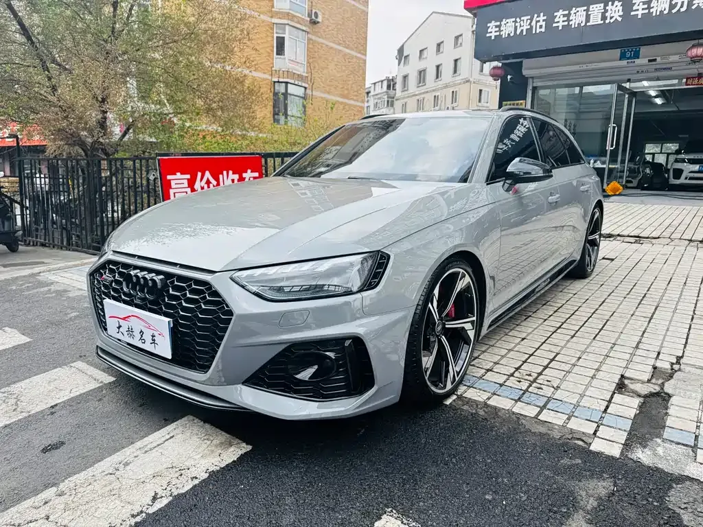 Audi RS 4 — фото 1