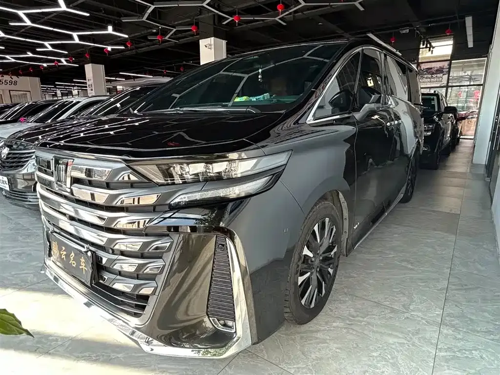 Toyota Vellfire — фото 1