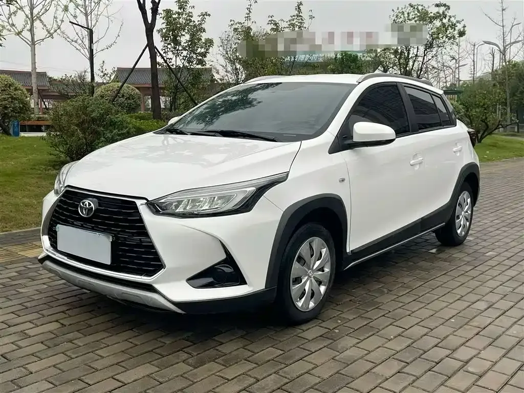 Toyota Yaris L — фото 1