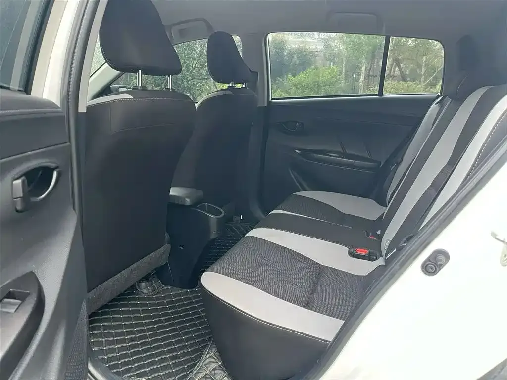 Toyota Yaris L — фото 10