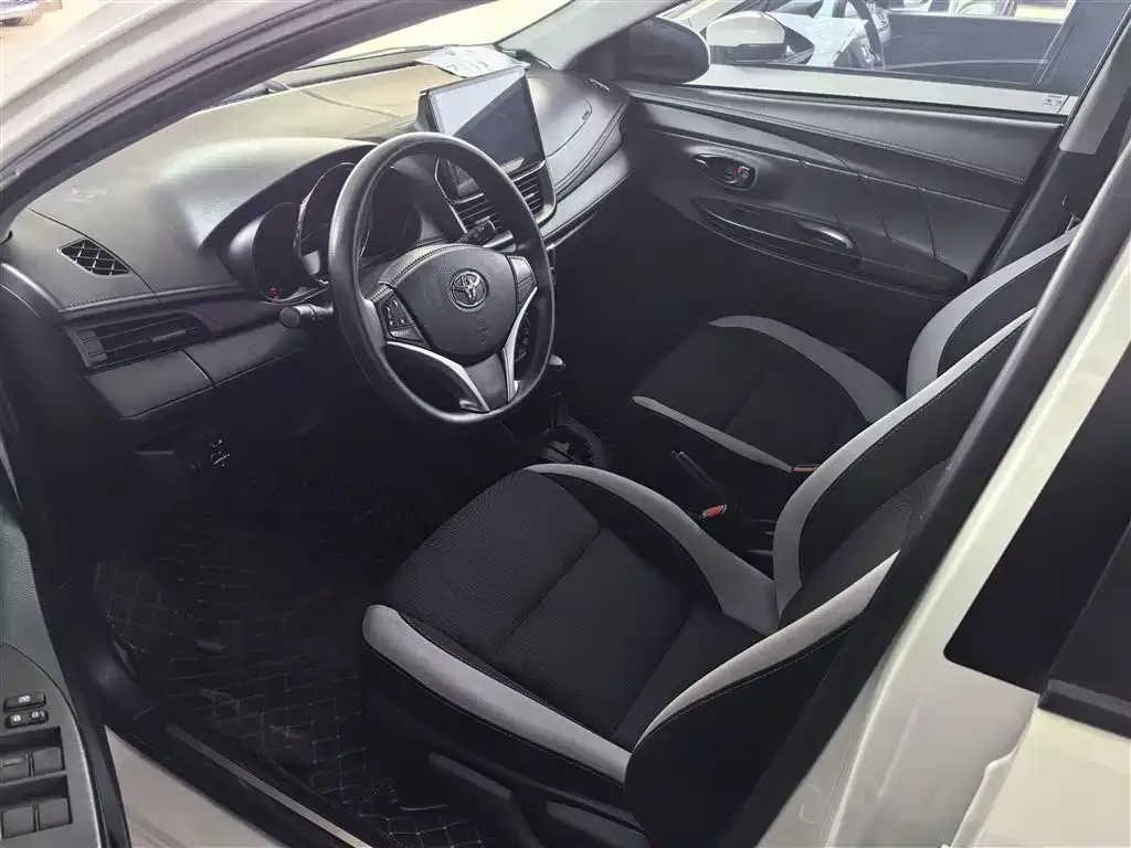 Toyota Yaris L — фото 6